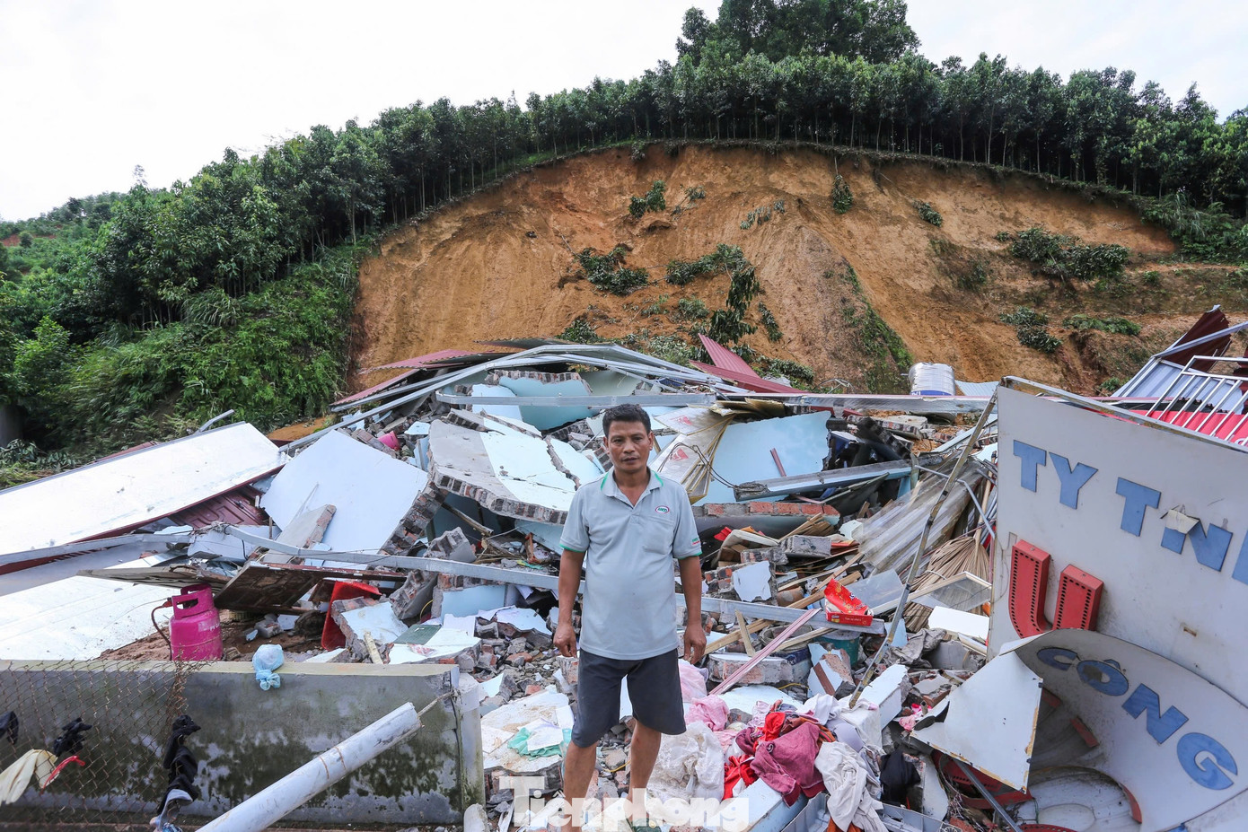 Ngôi nhà anh Phạm Văn Trung bị đất đá vò nát. Ngôi nhà anh Phạm Văn Trung bị đất đá vò nát.