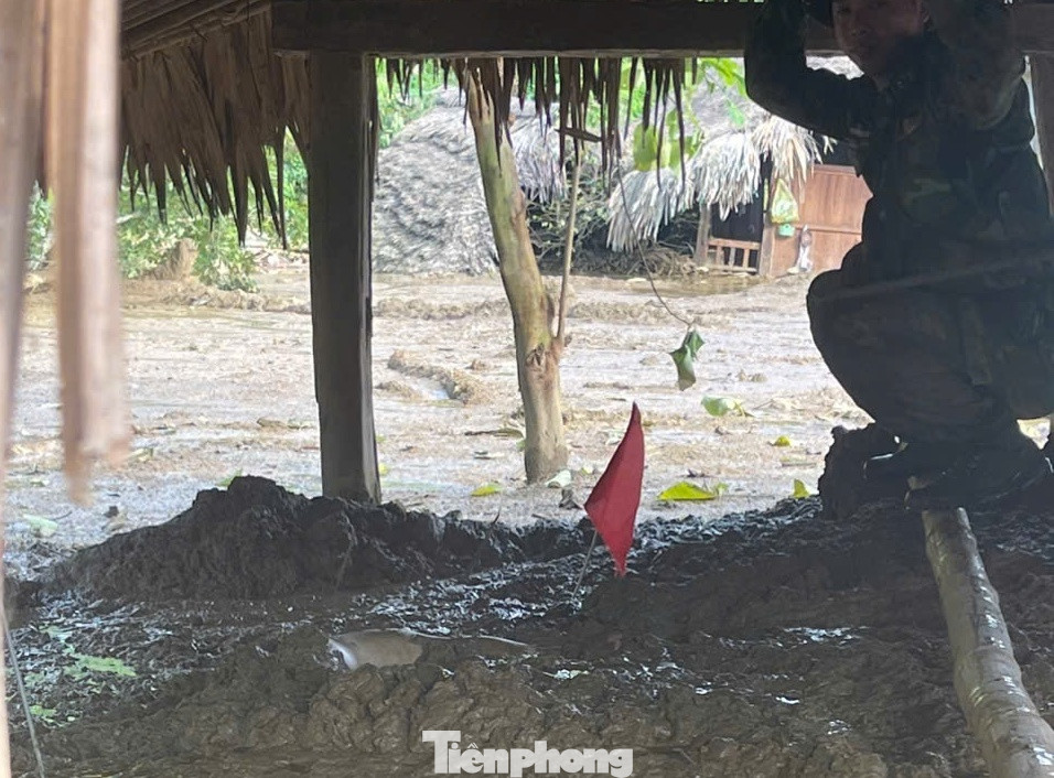 Để chạy đua với thời gian, Bộ đội Biên phòng đã tăng cường lực lượng, mở rộng phạm vi tìm kiếm các nạn nhân. Để chạy đua với thời gian, Bộ đội Biên phòng đã tăng cường lực lượng, mở rộng phạm vi tìm kiếm các nạn nhân.