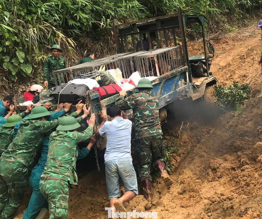 Thượng tá Dương Văn Trường - Phó Hiệu trưởng Trường Trung cấp 24 Biên phòng, cho biết, do địa hình bị sạt lở, chia cắt, Phân đội phải dừng cách hiện trường tìm kiếm 10km và tiếp tục được vận chuyển vào bằng xe công nông. Ngay sau khi tiếp cận được hiện trường vụ sạt lở, Phân đội đã phối hợp với các lực lượng tổ chức khảo sát hiện trường, đưa ra các phương án, kế hoạch tìm kiếm để đạt hiệu quả cao nhất.