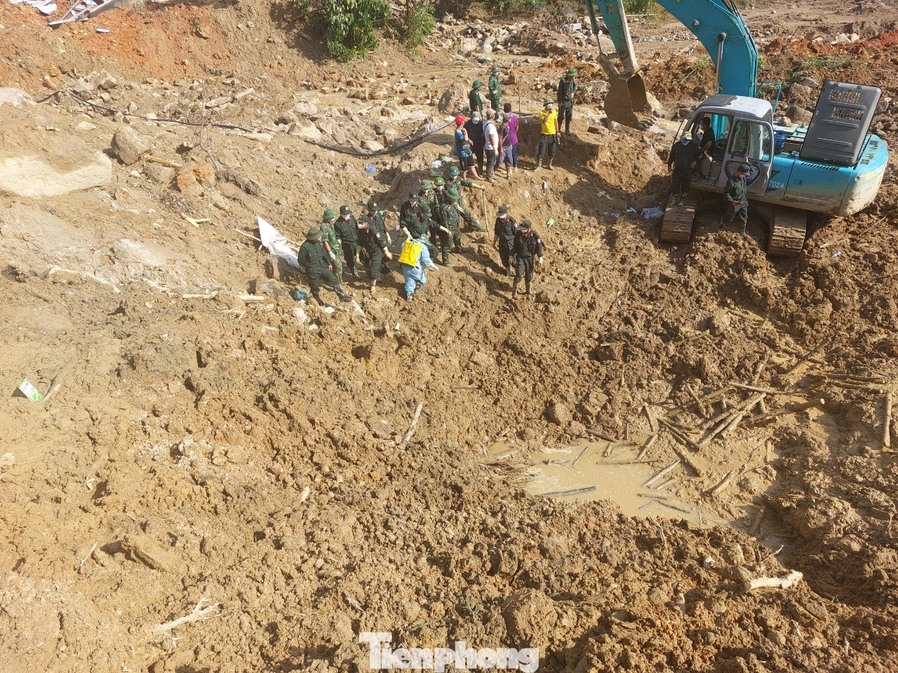 Sau 1 ngày tìm kiếm cứu nạn, chó nghiệp vụ Biên phòng phát hiện 8 vị trí có nguồn hơi và tìm kiếm được 2 bộ phận cơ thể người.