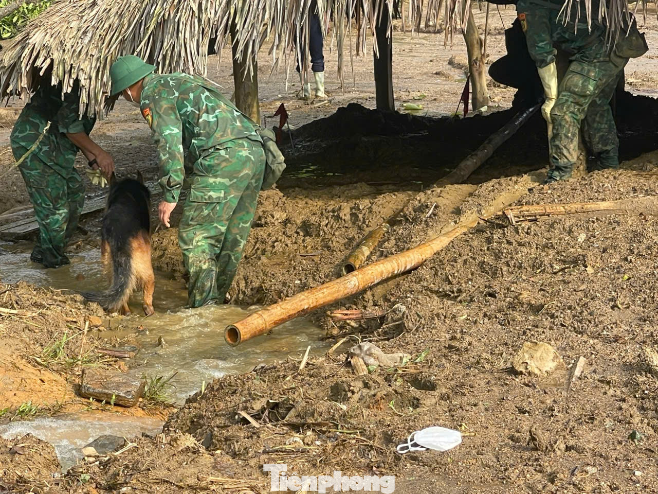 Để chạy đua với thời gian, Bộ đội Biên phòng đã tăng cường lực lượng, mở rộng phạm vi tìm kiếm các nạn nhân. Để chạy đua với thời gian, Bộ đội Biên phòng đã tăng cường lực lượng, mở rộng phạm vi tìm kiếm các nạn nhân.