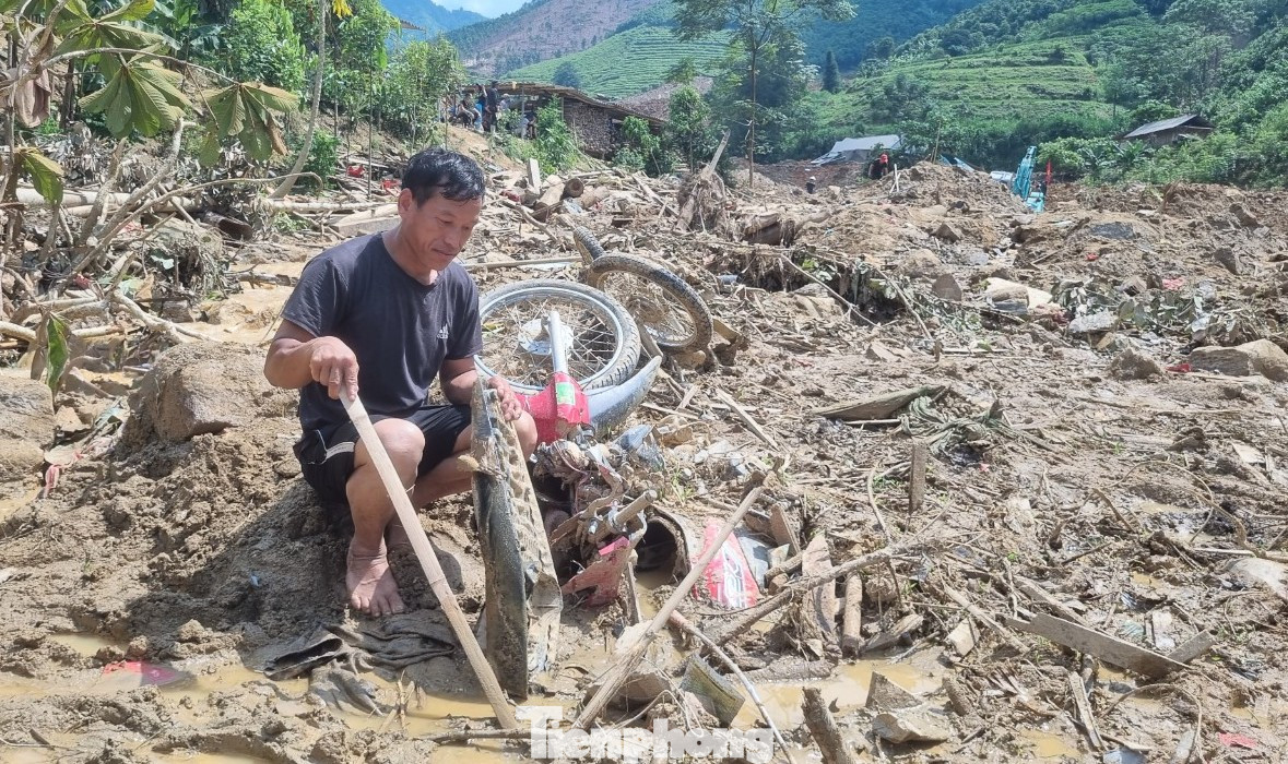 Anh Lý A Thành bới rác tìm người thân.