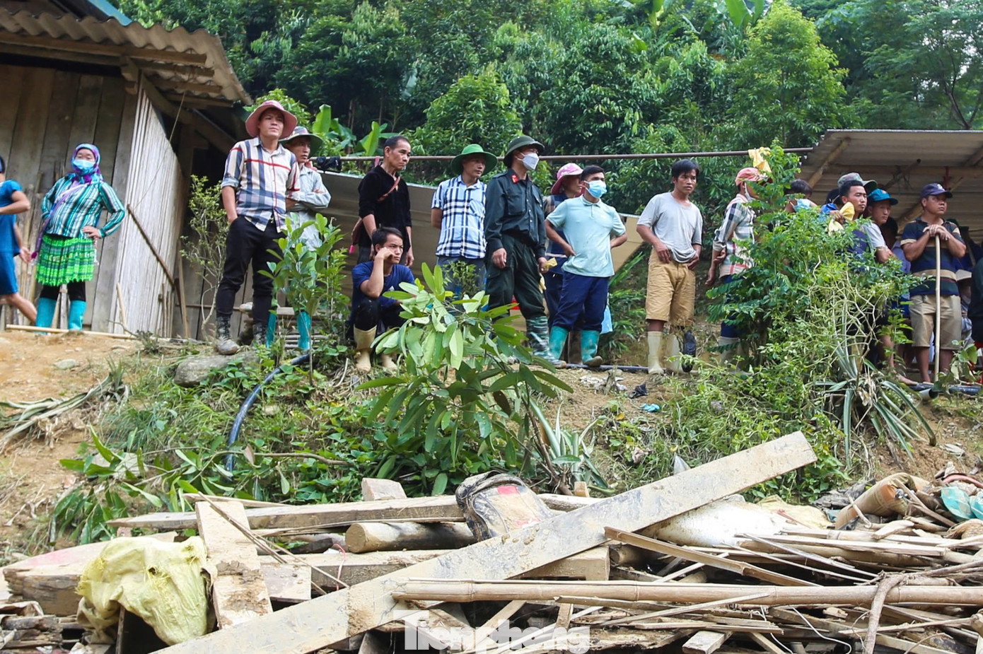 Người dân thôn Nậm Tông ngóng chờ người thân.
