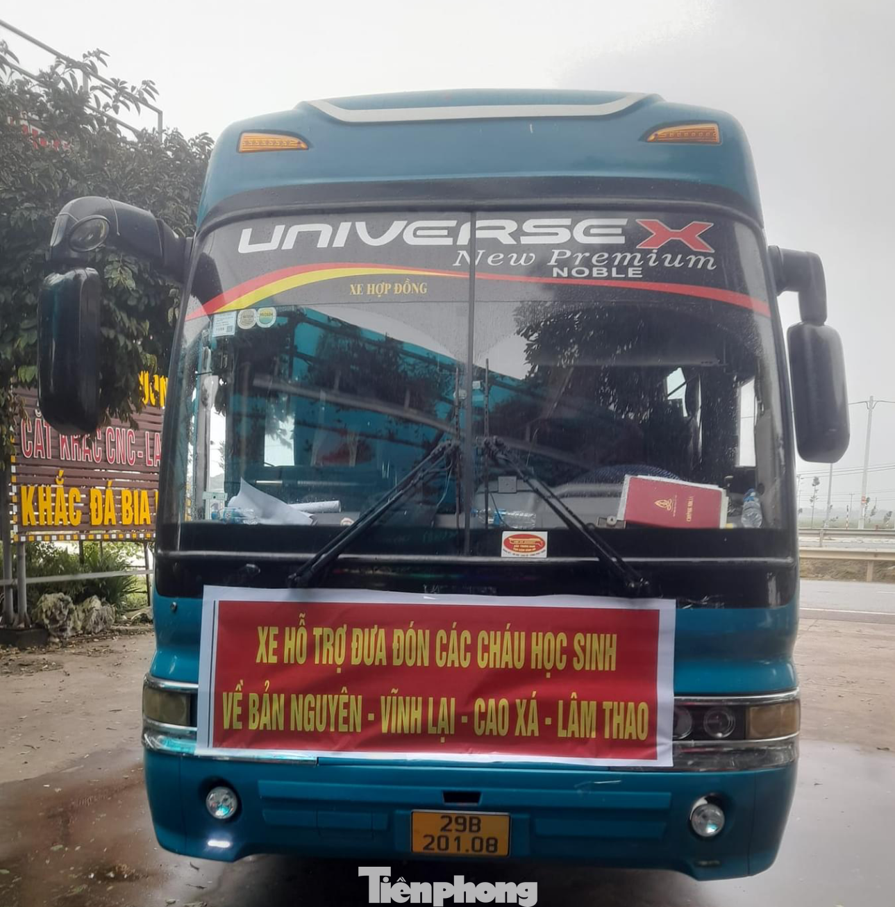 Xe chở phục vụ người dân miễn phí của anh Bùi Văn Đà. Xe chở phục vụ người dân miễn phí của anh Bùi Văn Đà.