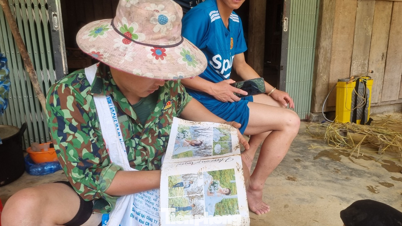 Thỏ lật từng trang cuốn album ảnh cưới của vợ chồng lau những vết bùn còn bám dính.