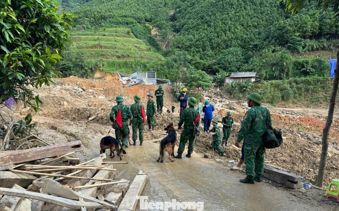 Theo Thượng tá Dương Văn Trường, việc tìm kiếm gặp nhiều khó khăn do lượng đất đá sạt lở tràn xuống rất nhiều, cả quả đồi sạt xuống tạo làn sóng đất, đẩy các ngôi nhà ra xa cả 1km. Đất bùn, đá dày, nhiều nơi sâu đến hơn 2m, gây khó khăn cho chó nghiệp vụ đánh hơi.