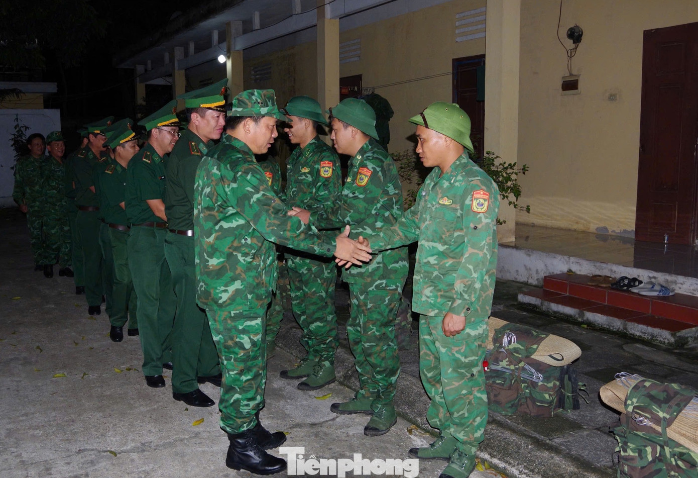 Theo lãnh đạo Trường Trung cấp 24 Biên phòng, Phân đội tìm kiếm cứu nạn số 3 gồm 5 huấn luyện viên, 5 chó nghiệp vụ do Thượng tá Dương Văn Trường - Phó Hiệu trưởng nhà trường, làm trưởng đoàn, lên đường thực hiện nhiệm vụ tìm kiếm cứu nạn tại hiện trường vụ sạt lở thôn Nậm Tông.