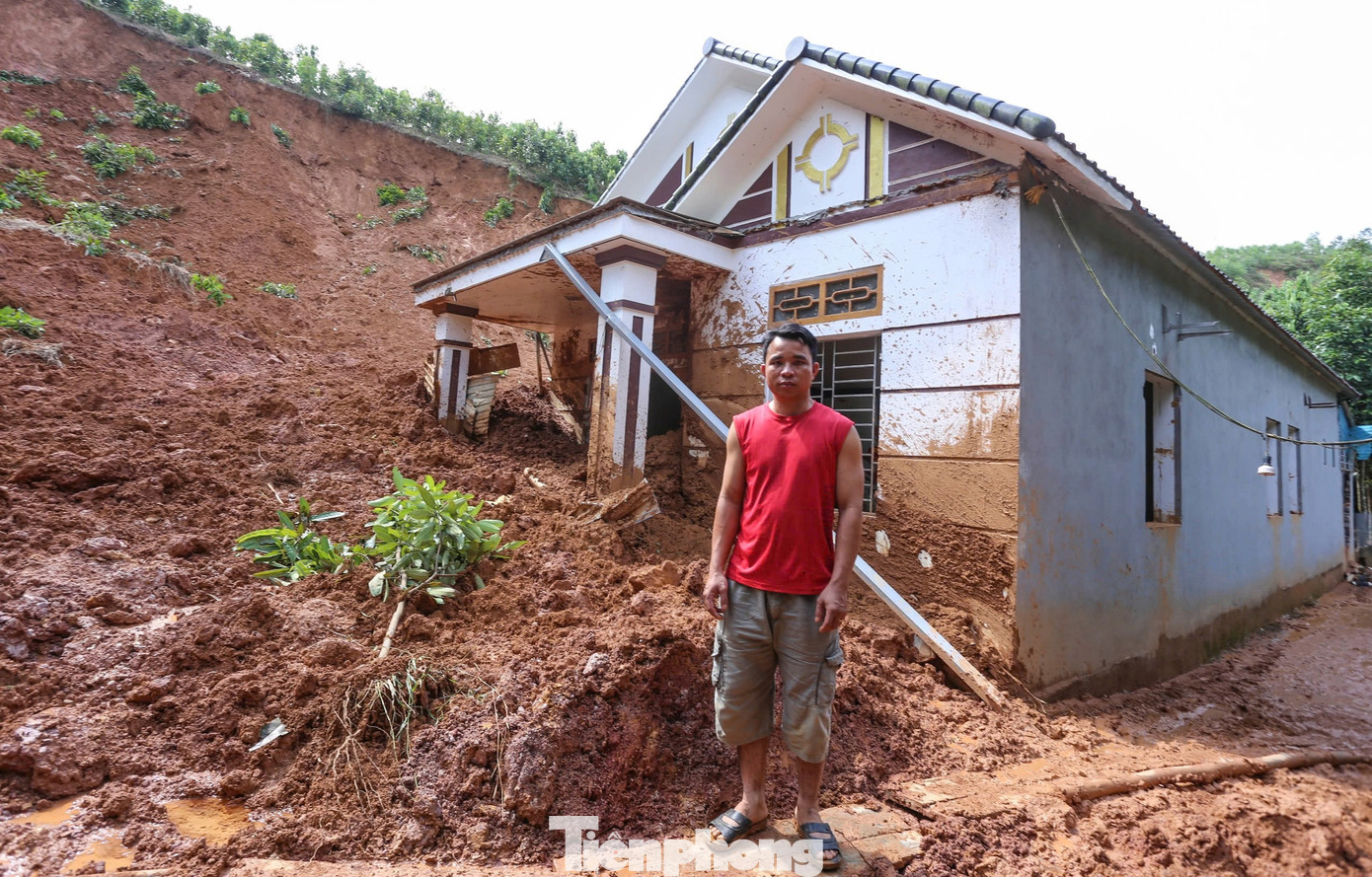 Ngôi nhà anh Phạm Minh Vượng bị đất sạt lở vùi lấp Ngôi nhà anh Phạm Minh Vượng bị đất sạt lở vùi lấp