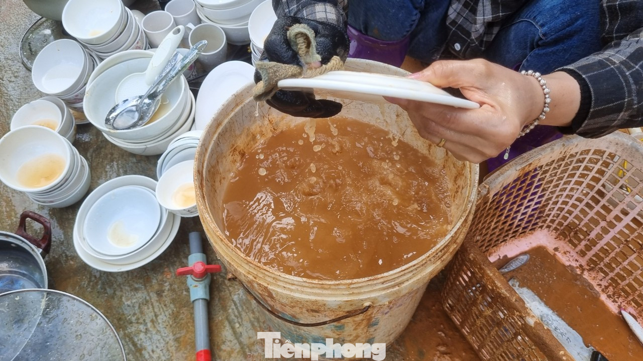 Chị Nguyễn Thị Chinh, vợ anh Vượng lau rửa bát, đũa chưa bị vỡ. Chị Nguyễn Thị Chinh, vợ anh Vượng lau rửa bát, đũa chưa bị vỡ.