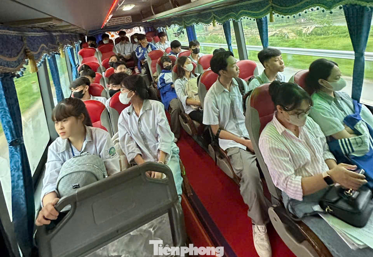 Người dân, học sinh được anh Đà chở miễn phí huyện Tam Nông về huyện Lâm Thao. Người dân, học sinh được anh Đà chở miễn phí huyện Tam Nông về huyện Lâm Thao.