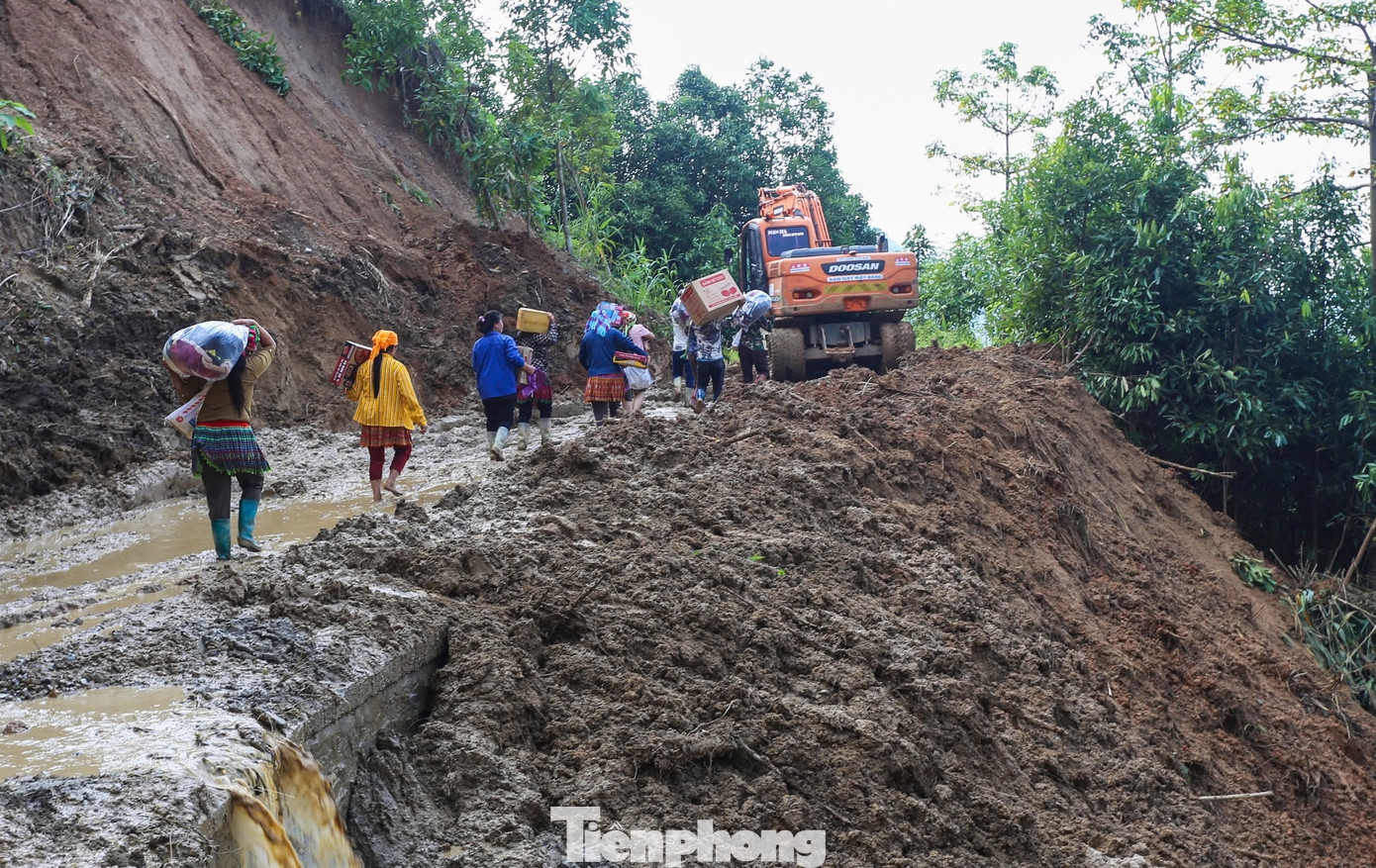 Mất 3 tiếng đồng hồ di chuyển mới vào đến hiện trường vụ lũ quét ở thôn Nậm Tông.