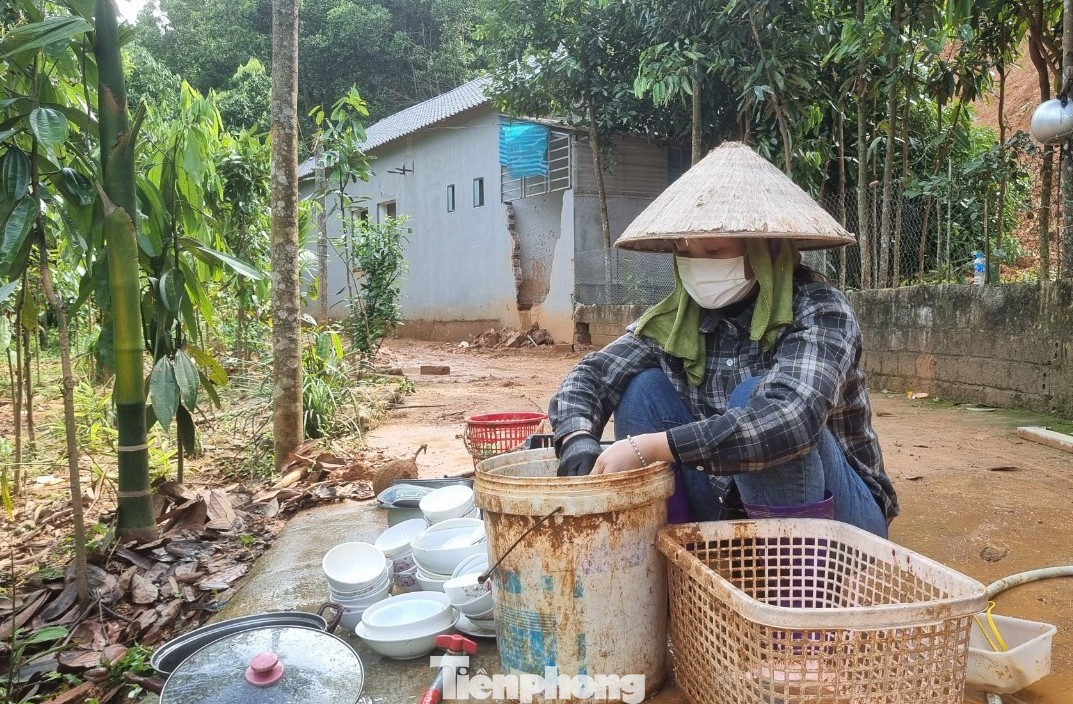 Chị Nguyễn Thị Chinh, vợ anh Vượng lau rửa bát, đũa chưa bị vỡ. Chị Nguyễn Thị Chinh, vợ anh Vượng lau rửa bát, đũa chưa bị vỡ.