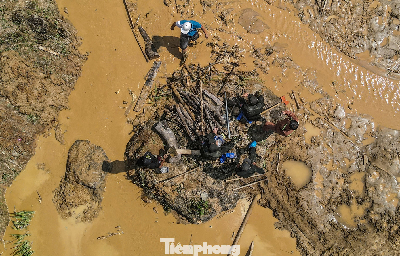 Lực lượng chức năng và người dân đang tìm người mất tích.