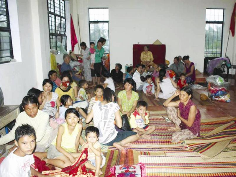 Sơ tán tại nhà tránh lũ quận Liên Chiểu, Đà Nẵng. Ảnh: Nam Cường