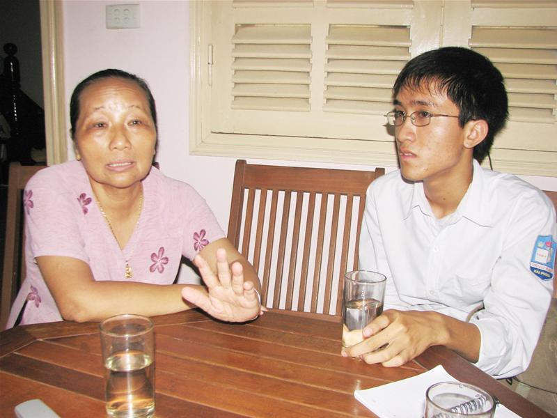 Bác Nguyễn Thị Giá chia sẻ với thủ khoa nghèo Lê Trung Kiên tại nhà riêng