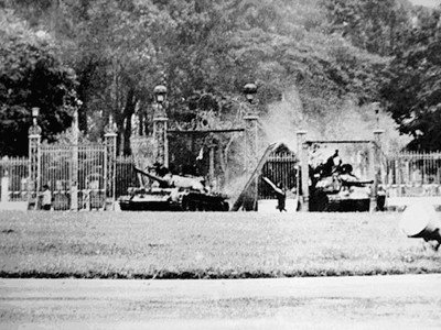 Xe tăng 390 húc đổ cổng chính Dinh Độc Lập ngày 30-4-1975. Ảnh: F. Demulder