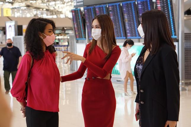 Hai cựu Miss Grand Thailand là Coco Arayha Suparurk và Chanrarapadit Namfon cũng ra sân bay tiễn Thuỳ Tiên về nước.