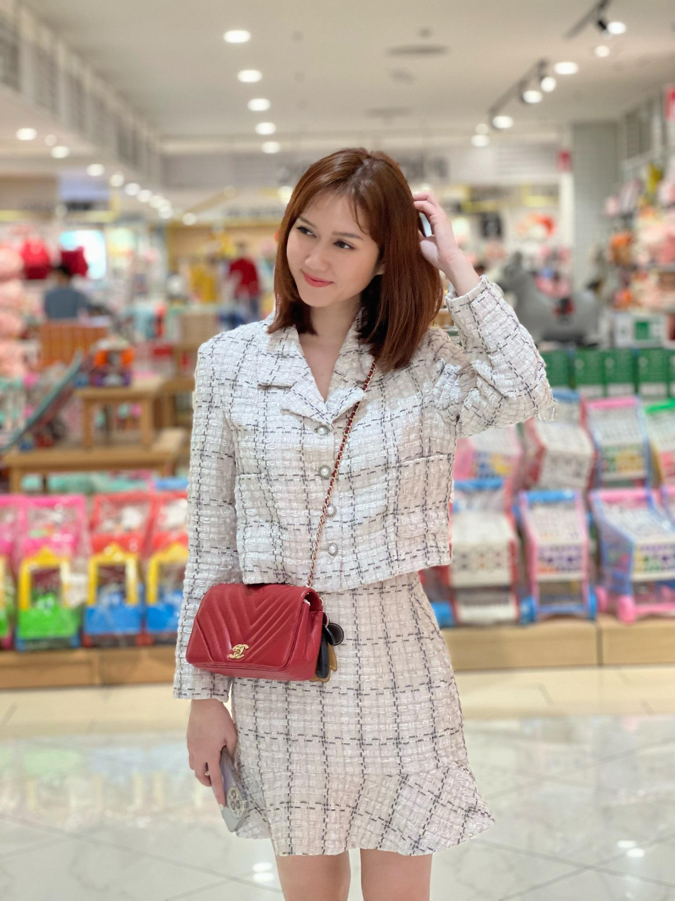 Diễn viên Hương Giang tranh thủ đi siêu thị sắm Tết.