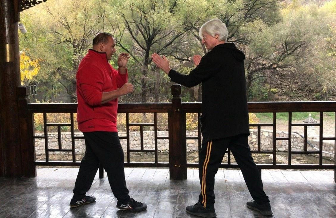 Searching for Kung Fu ghi lại những cảnh tập võ của Laurence Brahm cùng các võ sư nổi tiếng. Ảnh: South China Morning Post.