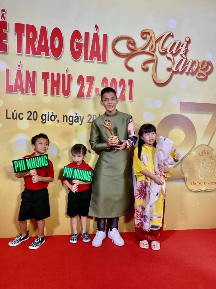 Các con nuôi của Phi Nhung nhận giải Mai Vàng thay mẹ.