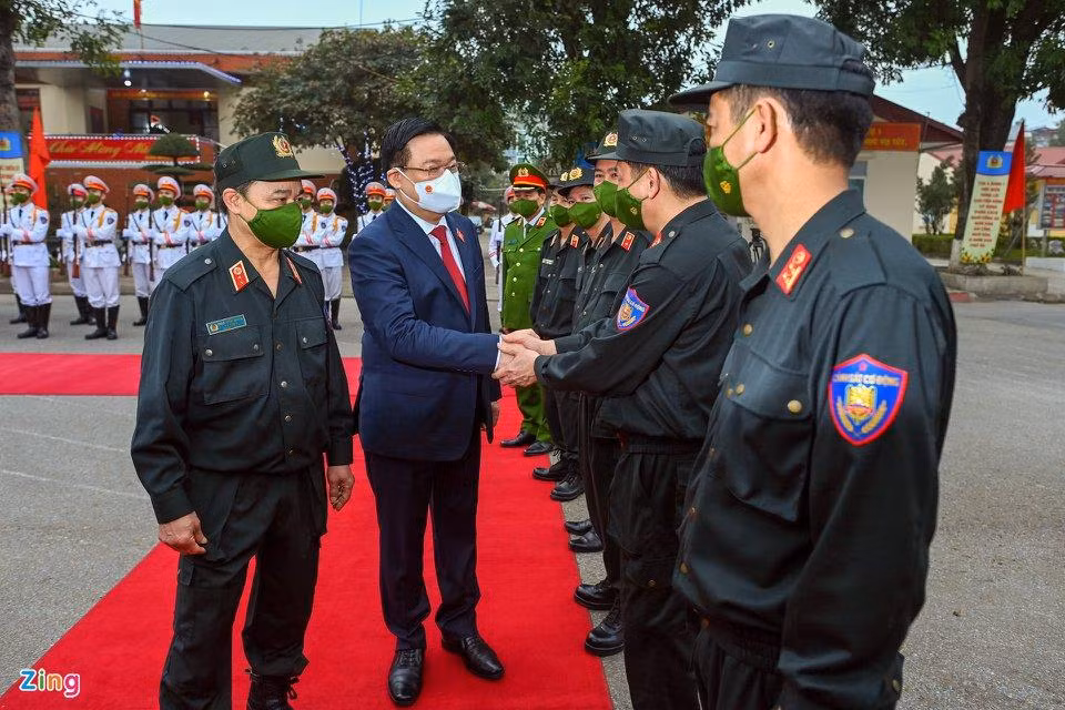 Báo cáo với Chủ tịch Quốc hội, thiếu tướng Nguyễn Ngọc Thanh, Phó tư lệnh CSCĐ, cho biết trong năm 2021 lực lượng CSCĐ đã huy động gần 3.000 lượt cán bộ chiến sĩ với hơn 19.000 lượt hỗ trợ 9 đơn vị, địa phương triệt phá 37 chuyên án lớn. “Nhiều đồng chí đã anh dũng hy sinh, để lại nhiều tấm gương sáng”, thiếu tướng Thanh nhấn mạnh. Báo cáo với Chủ tịch Quốc hội, thiếu tướng Nguyễn Ngọc Thanh, Phó tư lệnh CSCĐ, cho biết trong năm 2021 lực lượng CSCĐ đã huy động gần 3.000 lượt cán bộ chiến sĩ với hơn 19.000 lượt hỗ trợ 9 đơn vị, địa phương triệt phá 37 chuyên án lớn. “Nhiều đồng chí đã anh dũng hy sinh, để lại nhiều tấm gương sáng”, thiếu tướng Thanh nhấn mạnh.