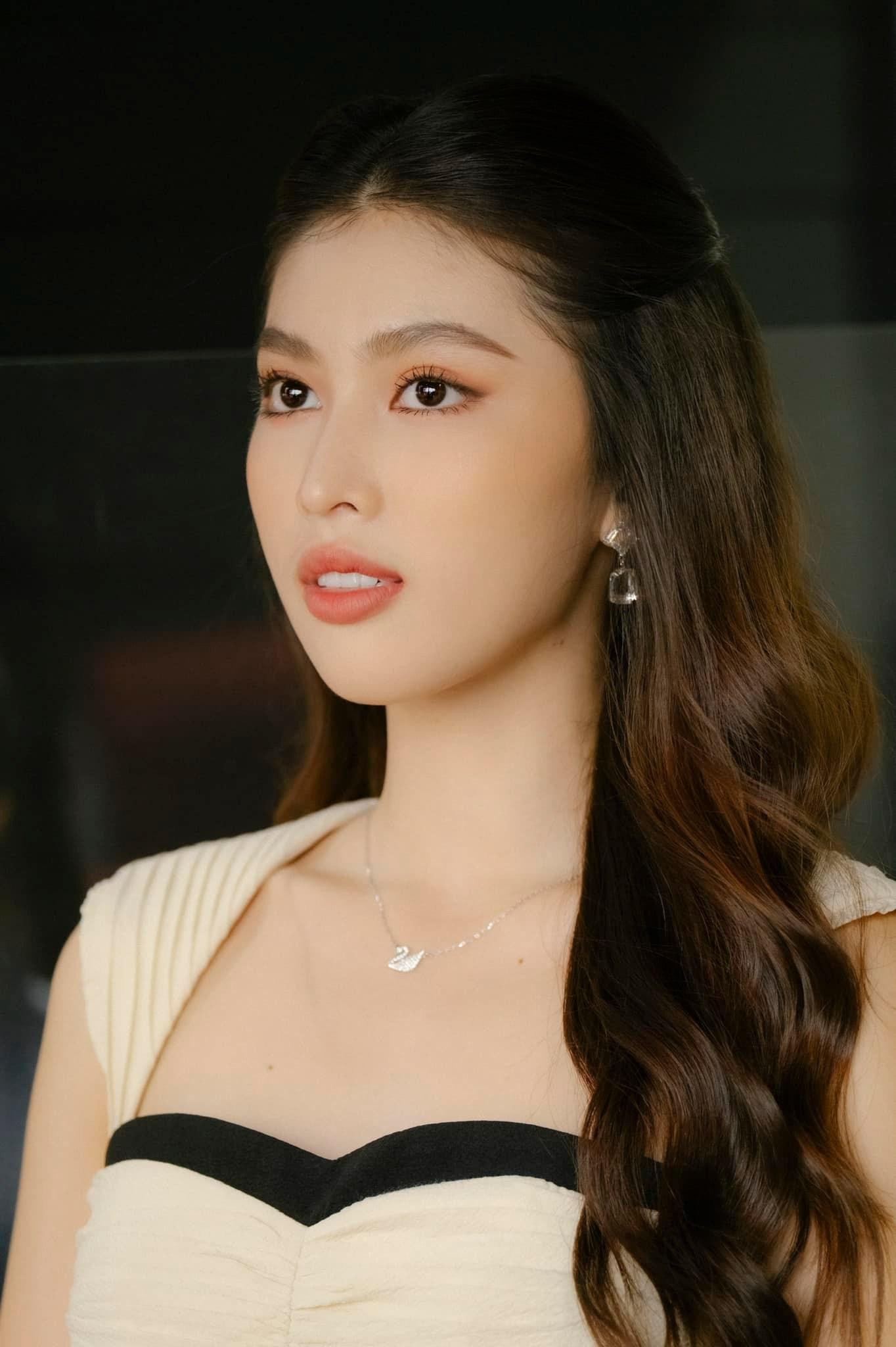 Á hậu Ngọc Thảo khoe vẻ đẹp trong veo tựa nữ thần.