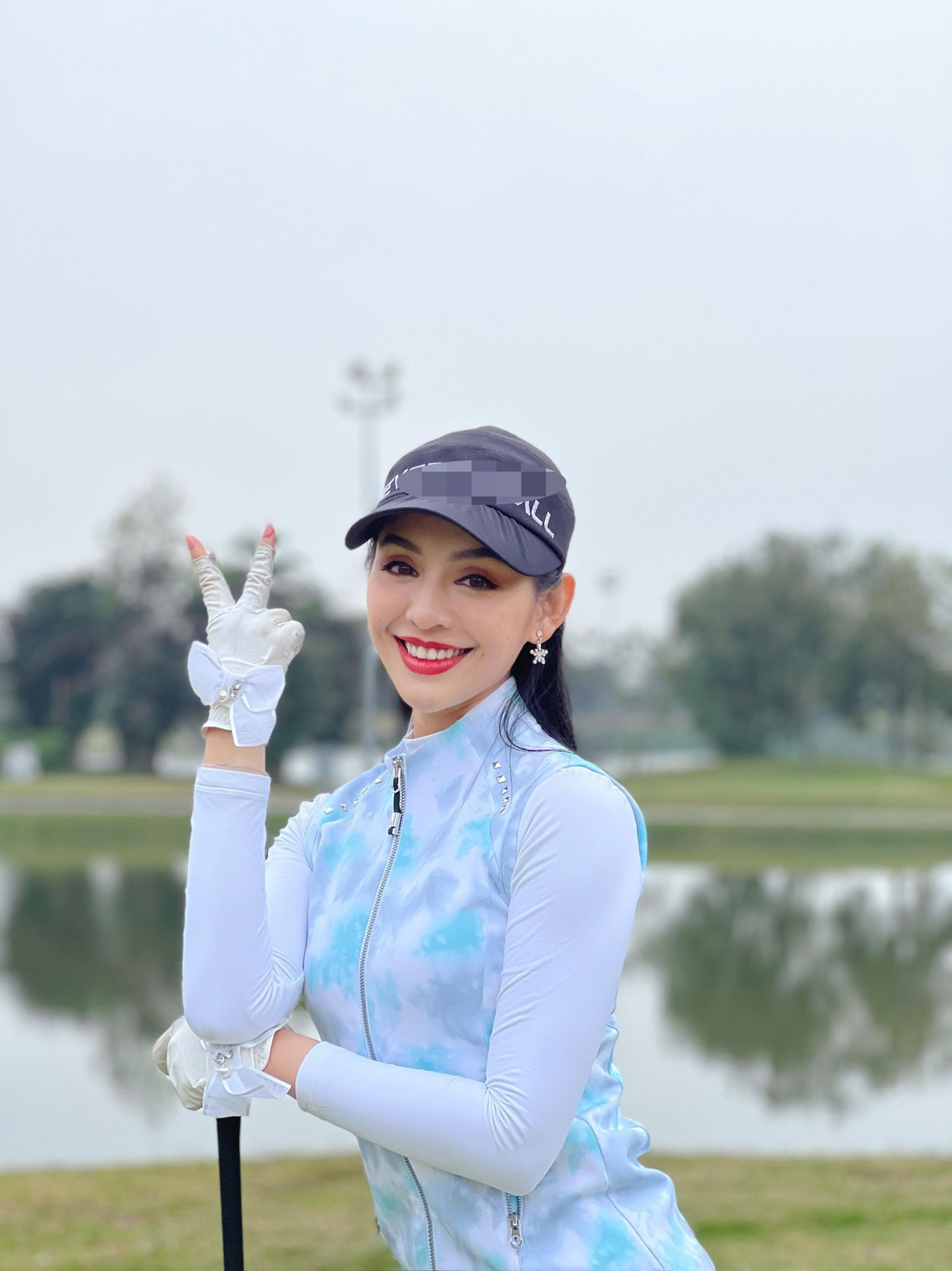 Trong ngày đầu năm mới, người đẹp Thanh Tú háo hức ra sân và gây ấn tượng với gu thời trang thanh lịch không kém phần gợi cảm, quyến rũ.