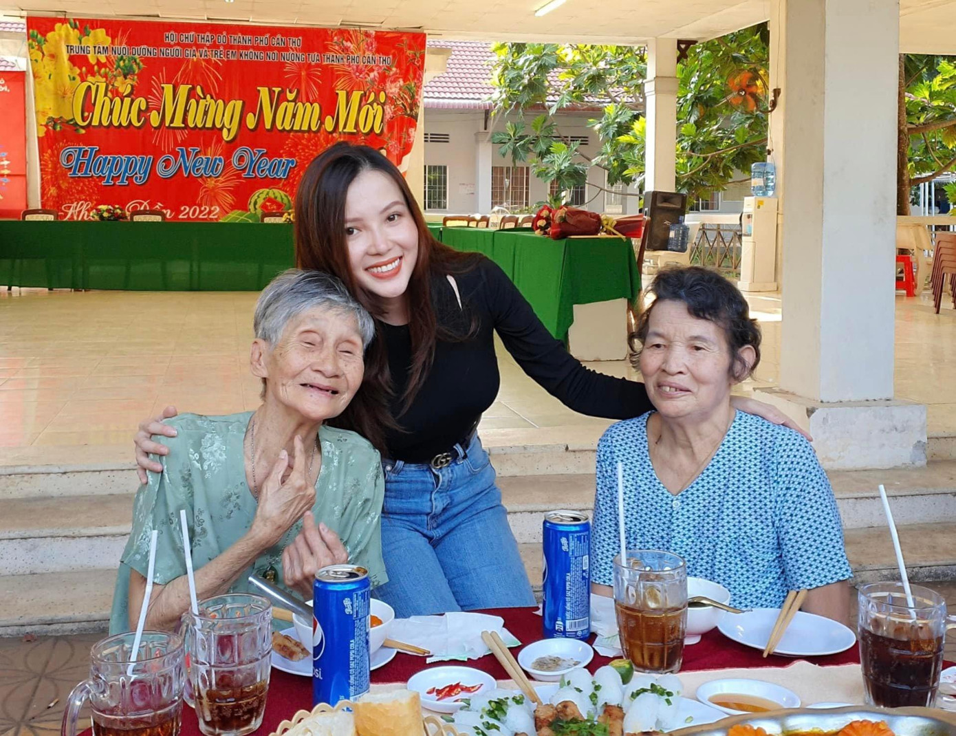 Người đẹp Huỳnh Thuý Vi đi làm từ thiện những ngày gần Tết.