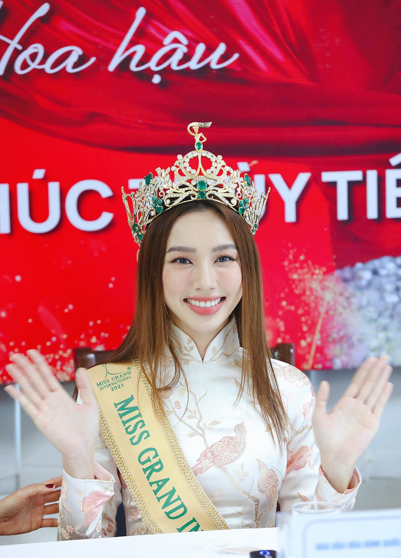 Thuỳ Tiên trải lòng: “Tiên rất háo hức và vui mừng vì cách trở về của Tiên chông gai hơn bình thường một chút. Do tình hình dịch bệnh nên việc tìm chuyến bay khá khó khăn. Ngay cả khi đã nhận vé máy bay, Tiên cũng không biết mình có thể trở về hay không. Cho đến lúc ngồi trên máy bay để trở về mới có thể chắc chắn: Mình sắp về nhà rồi!”.