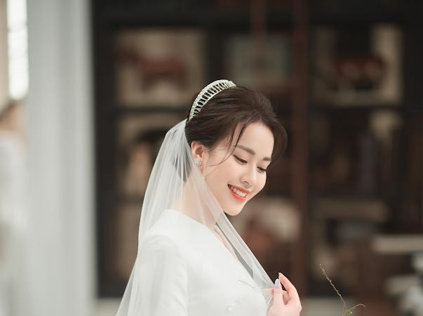 Cho tới mới đây, cô nàng chính thức tung loạt ảnh mặc váy cô dâu khiến nhiều người không khỏi phấn khích.