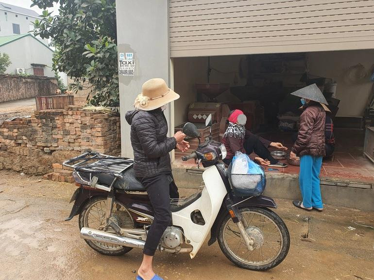 Người dân bàn tán xôn xao về vụ bé gái Đ.N.A (3 tuổi, ở huyện Thạch Thất, Hà Nội) nghi bị người tình của mẹ là Nguyễn Trung Huyên đóng 9 đinh vào đầu. (Ảnh: Thế Hưng)