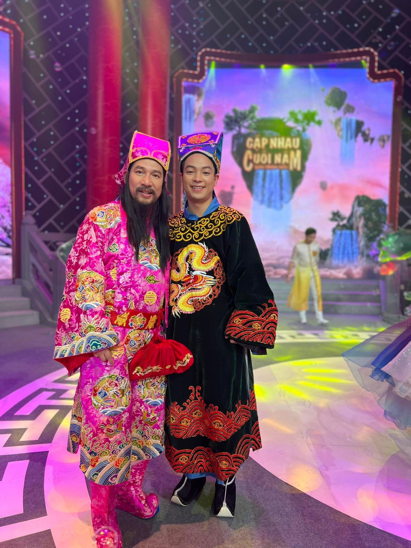 Diễn viên Thái Dương và NSƯT Quang Thắng trong hậu trường Táo quân 2022.