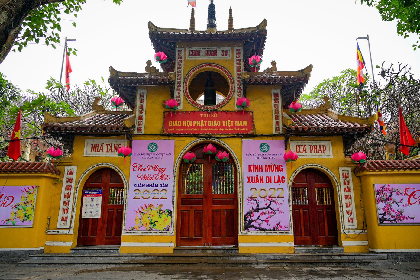 Chùa Quán Sứ (quận Hoàn Kiếm) khá vắng do đã được đóng cửa để phòng chống dịch.