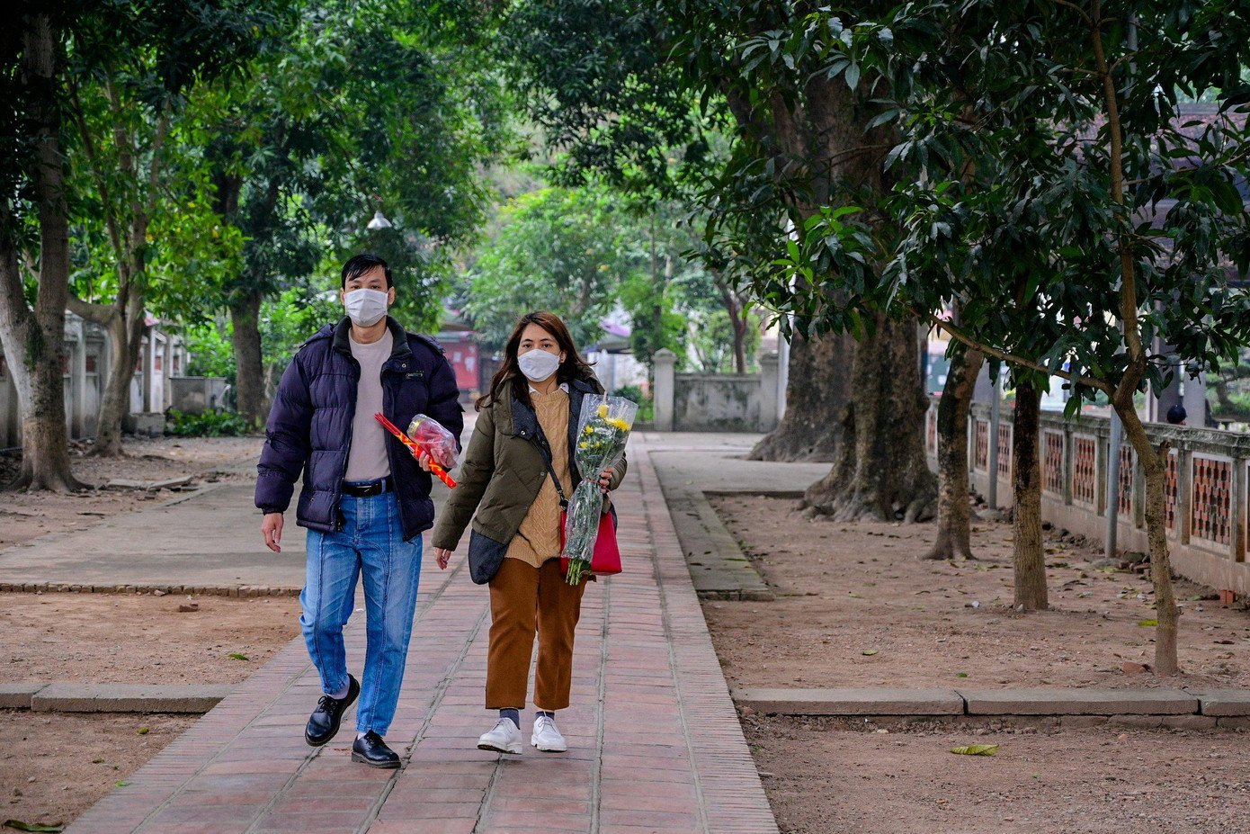 Trưa 16/1, người dân thủ đô bắt đầu đổ về các đền, chùa để làm lễ bái nhân ngày rằm cuối cùng của năm Tân Sửu.