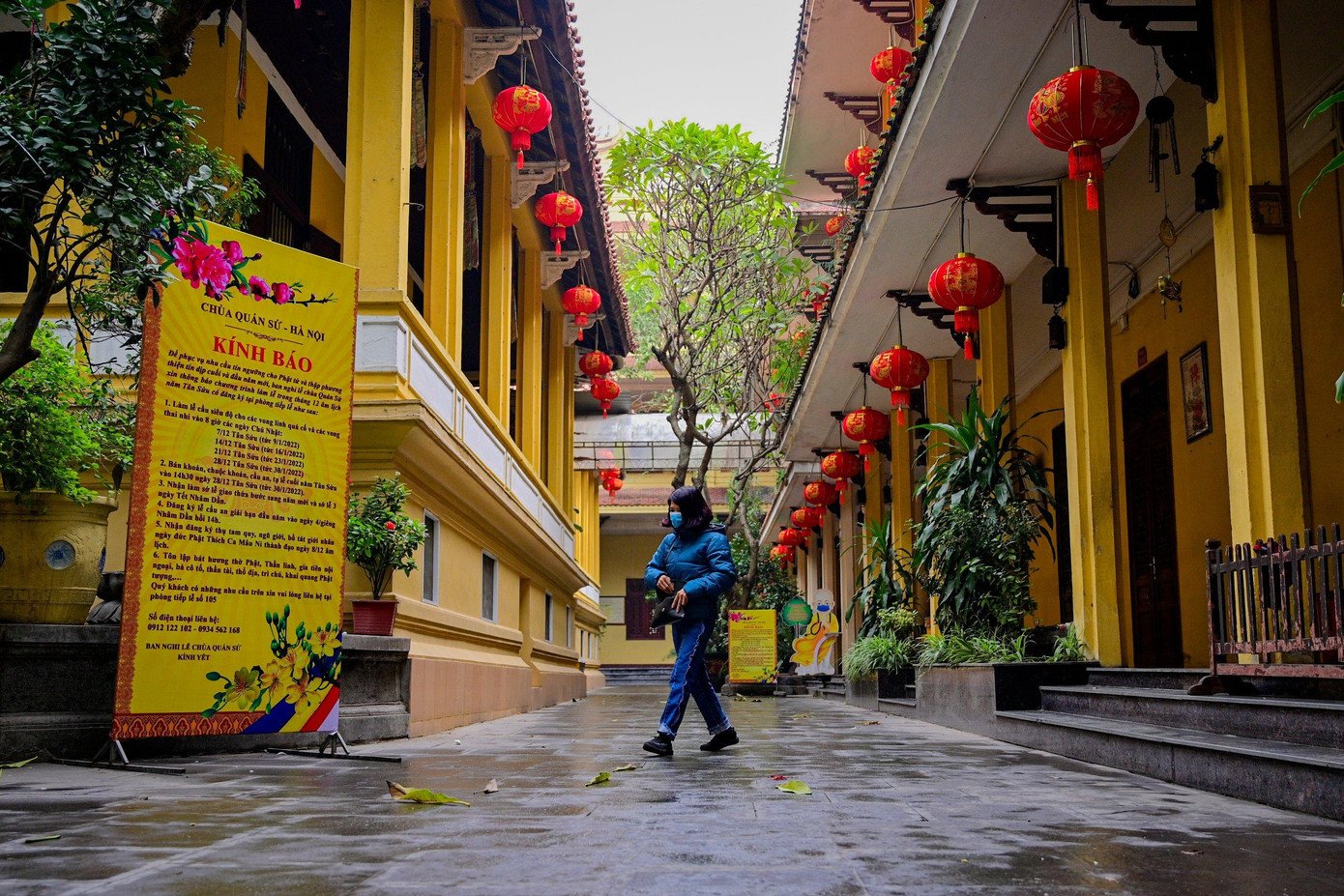 Tại lối ra vào, bảng thông báo về các chương trình làm lễ trong tháng Chạp được dựng lên giúp người dân dễ dàng theo dõi các hoạt động của nhà chùa qua hình thức online.