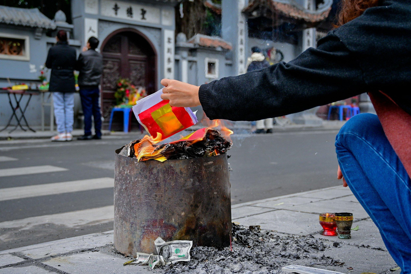 Do phải vái vọng từ bên ngoài, nhiều người sau khi lễ xong, hóa vàng ngay trên vỉa hè đối diện chùa.