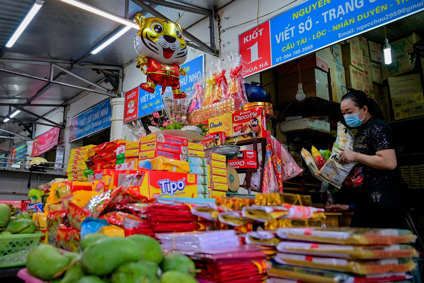 Xung quanh cổng chùa, một mâm đồ lễ có giá từ 80.000 đồng đến 100.000 đồng, chủ yếu là hoa quả, bánh kẹo, nhang, tiền vàng.