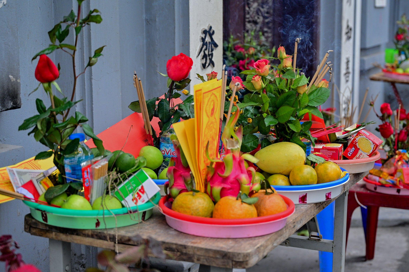 Chùa Hà đóng cửa, người đến vái chỉ có thể đặt lễ phía ngoài cổng.