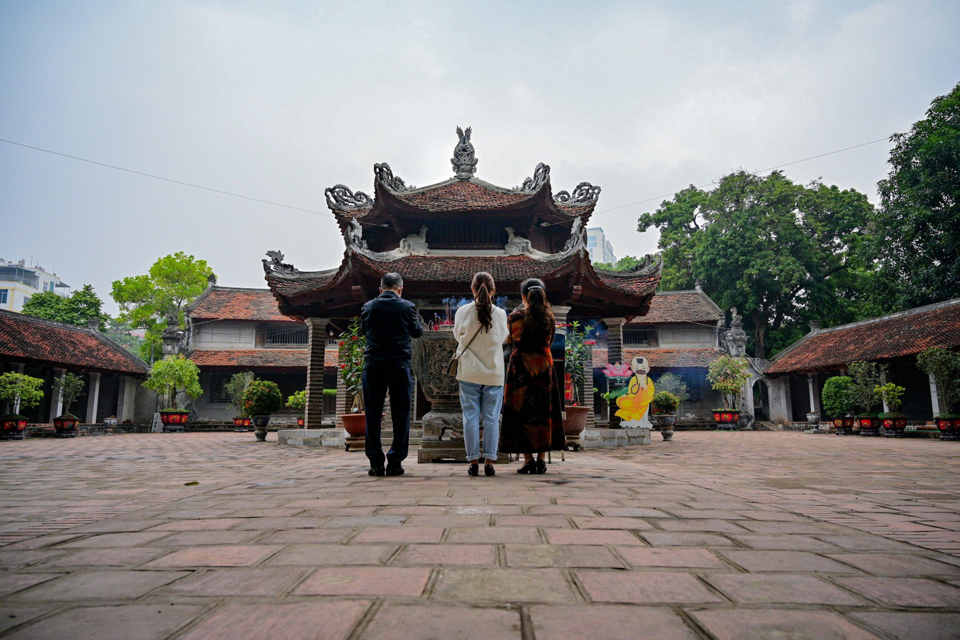 Thông thường, nhiều người đi lễ ngày 14 âm lịch thay vì đúng ngày rằm. Tại chùa Láng (quận Đống Đa), người dân chỉ có thể thắp hương tại khu vực sân chùa do tình hình dịch bệnh ở Hà Nội còn phức tạp.