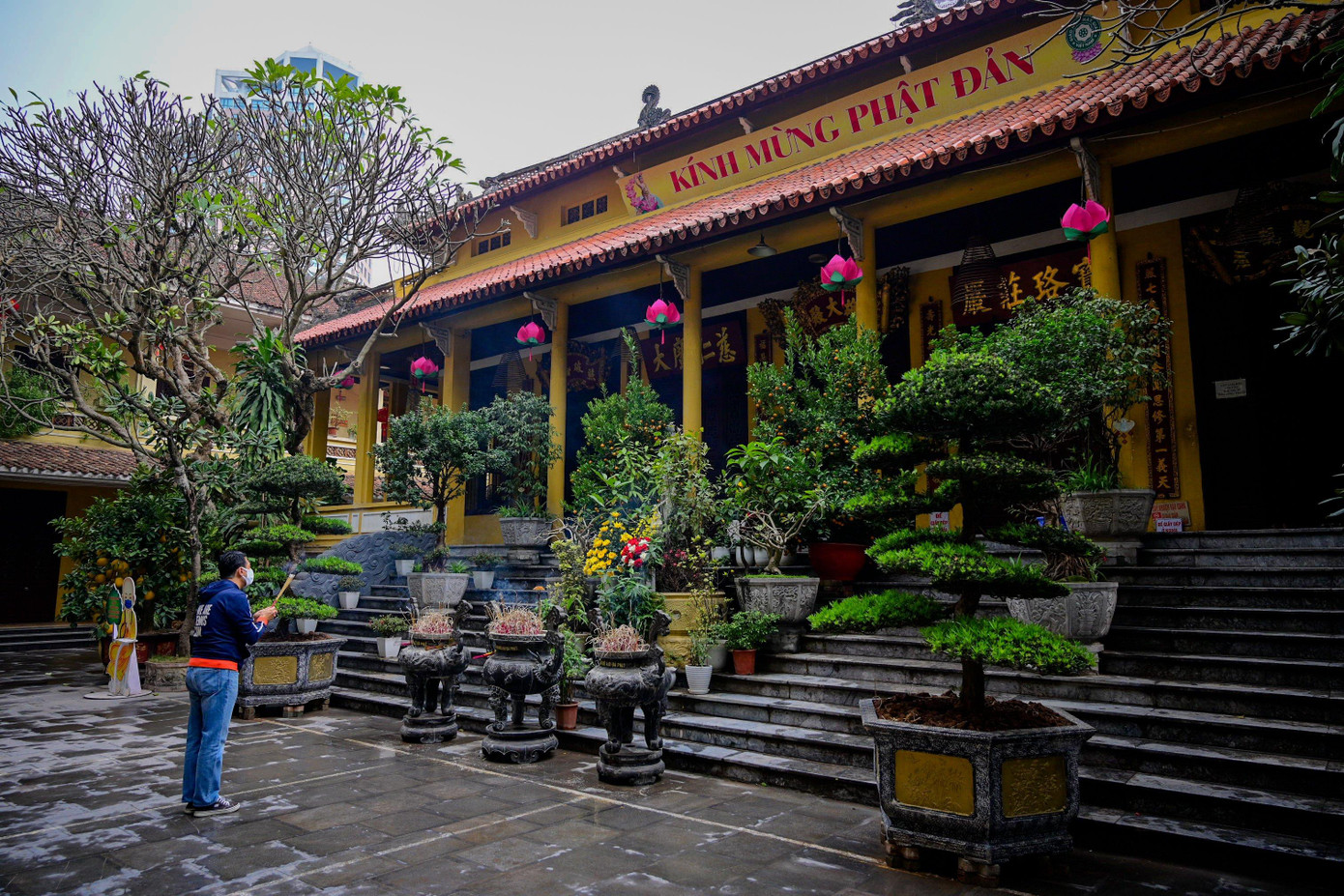 Tuy nhiên, người dân vẫn có thể vào bằng cổng phụ. Trưa nay, lác đác người dân đến trước cửa điện thắp hương, vái vọng.