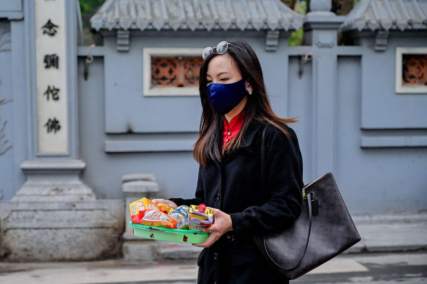 "Bỏ lại những ưu phiền năm cũ, mình cầu mong một năm mới bình an, thuận lợi", cô gái này cho biết.