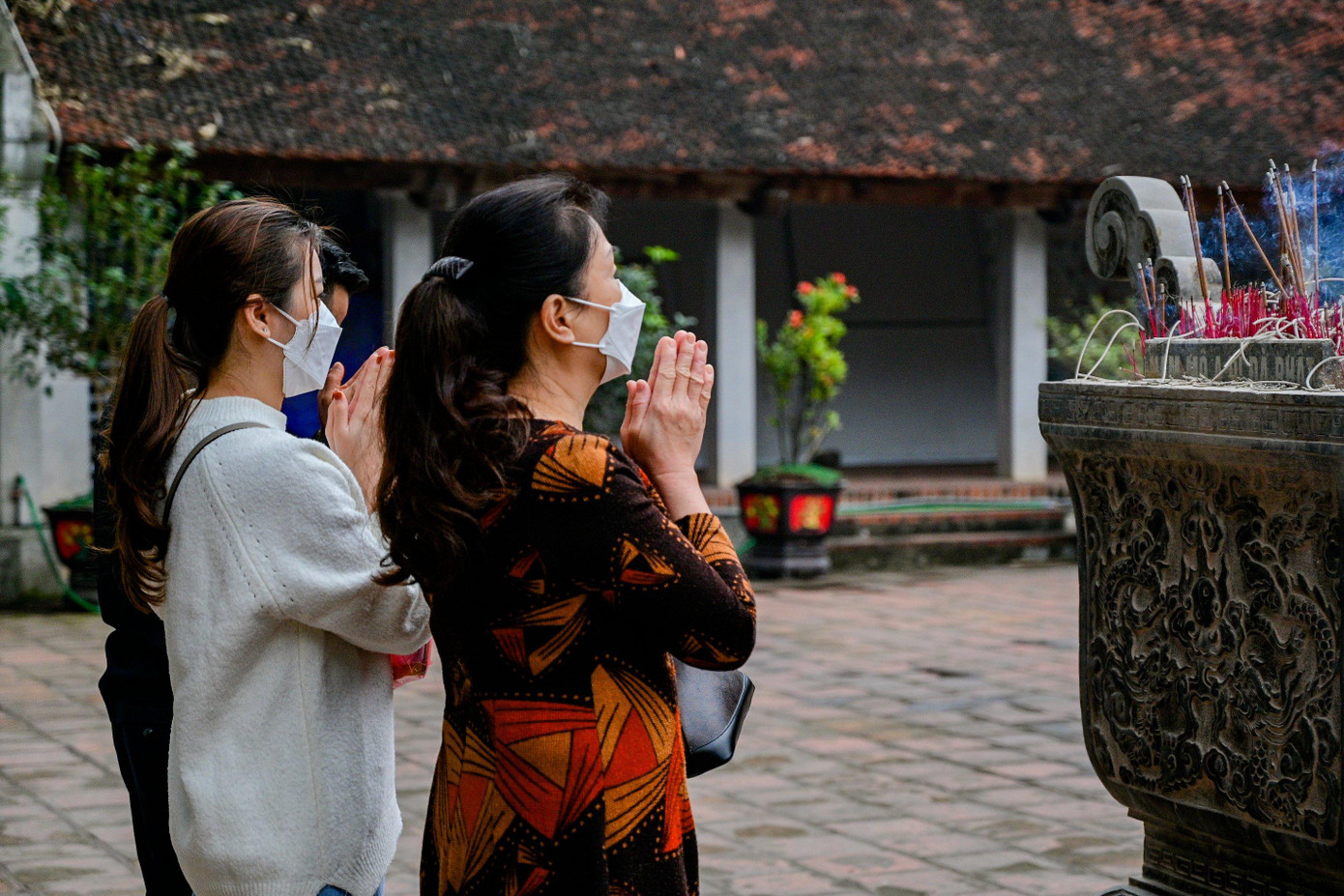 Rằm tháng Chạp hàng năm, gia đình trong ảnh thường đến chùa Láng để bái. Khi gặp cảnh vắng vẻ, họ cảm thấy lạ lẫm vì trước đây, nơi này tấp nập người ra vào.