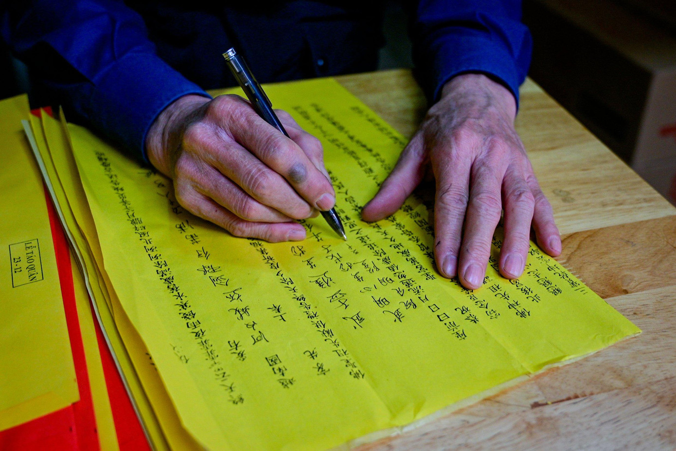 Những người làm nghề viết sớ gần chùa năm nay ít khách hơn.