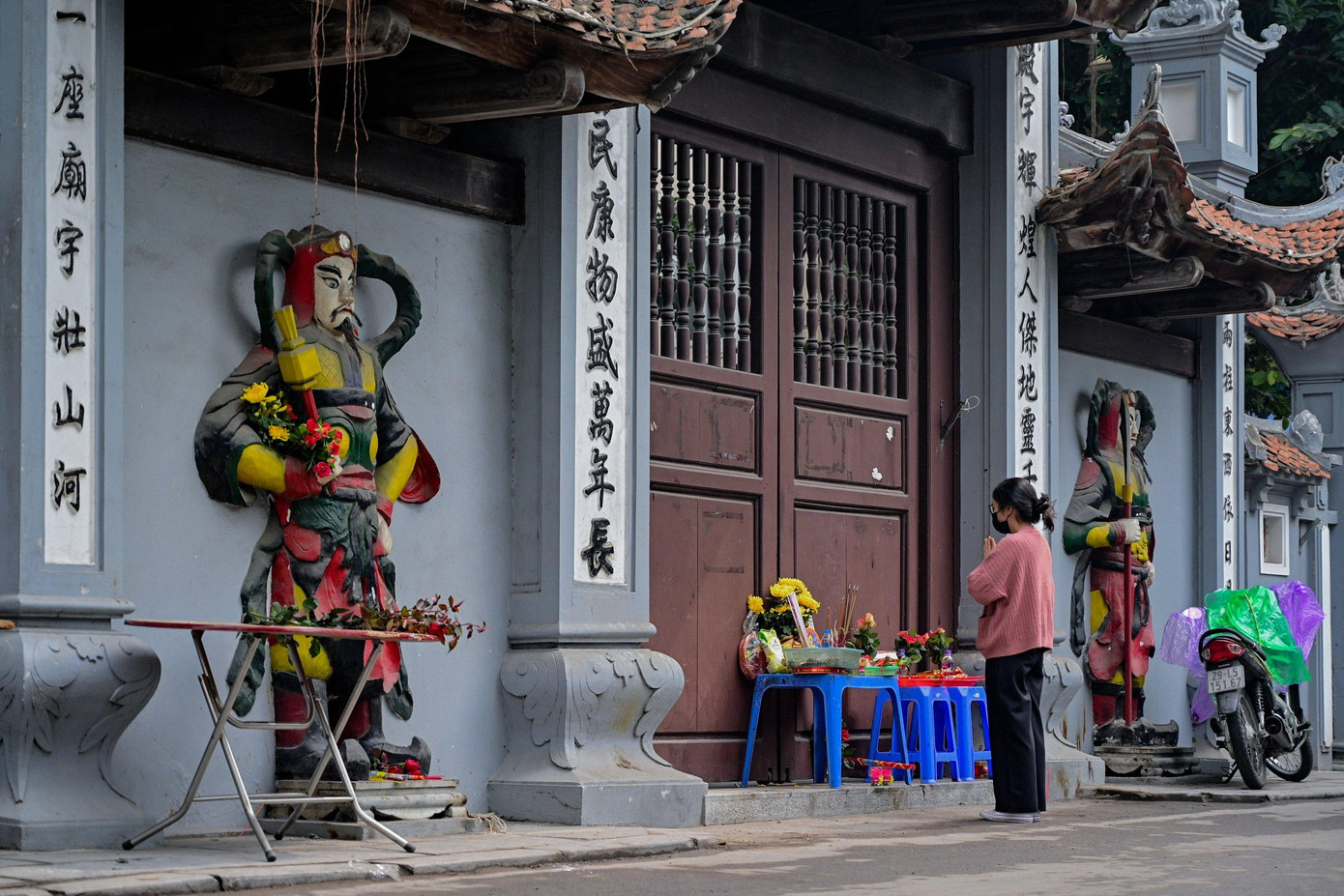 Chùa Hà (quận Cầu Giấy) cũng trong tình trạng vắng vẻ. Một số người cho biết công việc bị ảnh hưởng nặng nề vì dịch. Khi đến đây, họ cầu mong những muộn phiền trong năm cũ qua đi, hy vọng những điều tốt đẹp đến trong năm mới.