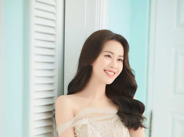 Ngô Mai Phương sinh năm 1997, quê Hải Phòng. Mai Phương hiện đang là MC chương trình “Bữa trưa vui vẻ” (VTV6). Cô từng giành vị trí Á khôi 1 cuộc thi Hoa khôi sinh viên khi còn đang theo học tại Đại học Khoa học xã hội và Nhân văn.