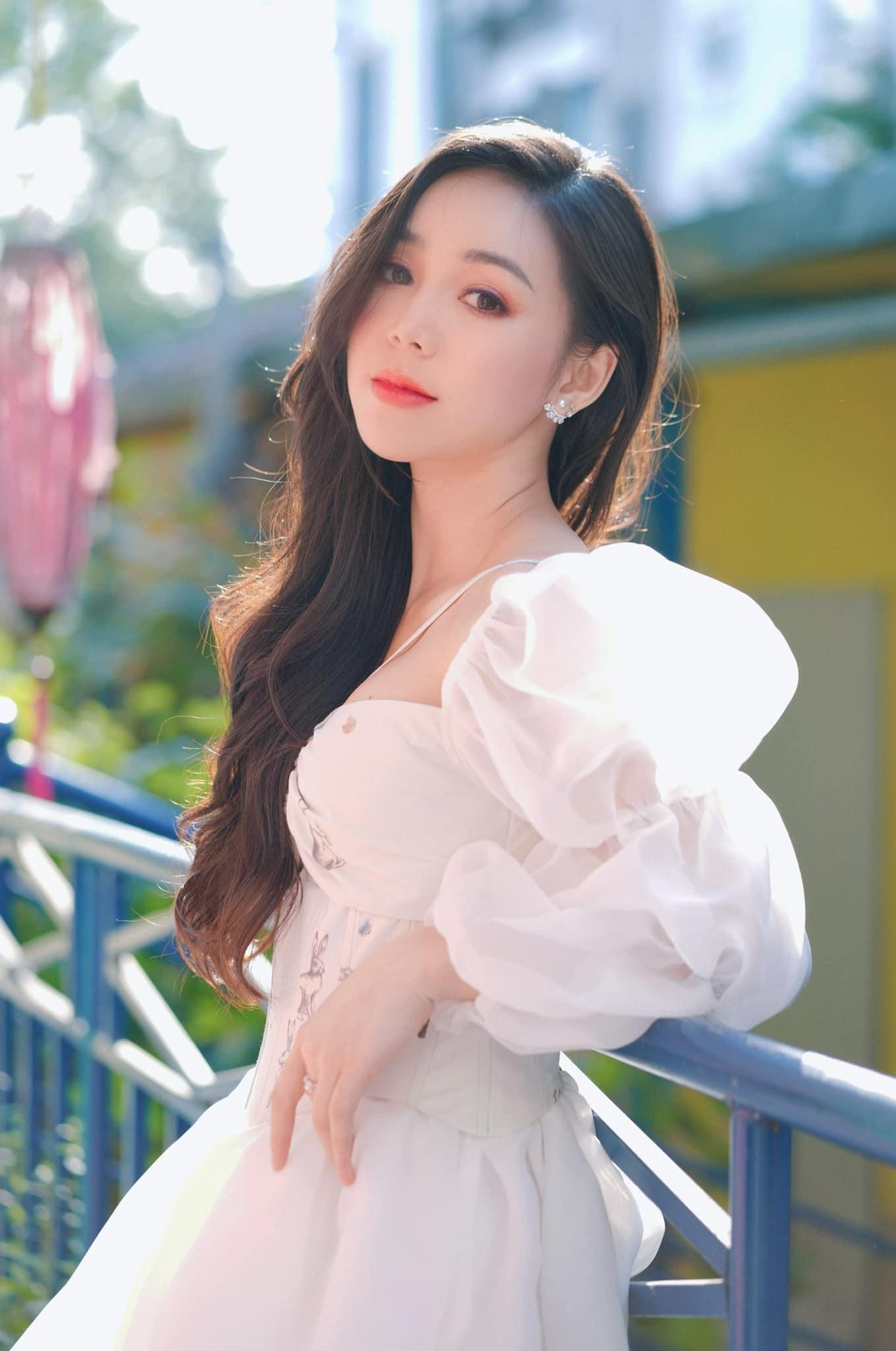 Quỳnh Kool chia sẻ: “Mỗi vai diễn mà Quỳnh nhận đều có cái khó riêng. Tuy nhiên, Quỳnh luôn được đạo diễn, trợ lý đạo diễn và các anh, chị em tận tình hướng dẫn, chỉ bảo. Cộng thêm tư duy và sự nỗ lực của bản thân, Quỳnh luôn cố gắng để hoàn thành tốt nhất vai diễn của mình”. Quỳnh Kool chia sẻ: “Mỗi vai diễn mà Quỳnh nhận đều có cái khó riêng. Tuy nhiên, Quỳnh luôn được đạo diễn, trợ lý đạo diễn và các anh, chị em tận tình hướng dẫn, chỉ bảo. Cộng thêm tư duy và sự nỗ lực của bản thân, Quỳnh luôn cố gắng để hoàn thành tốt nhất vai diễn của mình”.