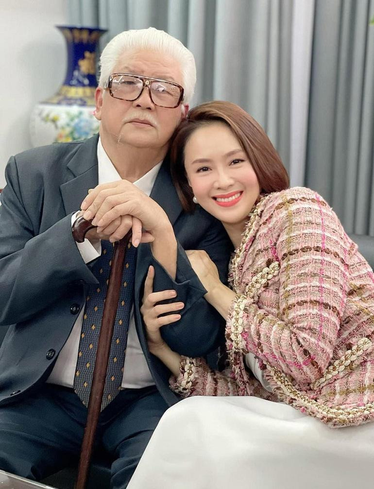 NSƯT Đức Trung có sự tương tác tốt với những diễn viên trẻ, trong đó có Hồng Diễm (Ảnh: VFC). NSƯT Đức Trung có sự tương tác tốt với những diễn viên trẻ, trong đó có Hồng Diễm (Ảnh: VFC).