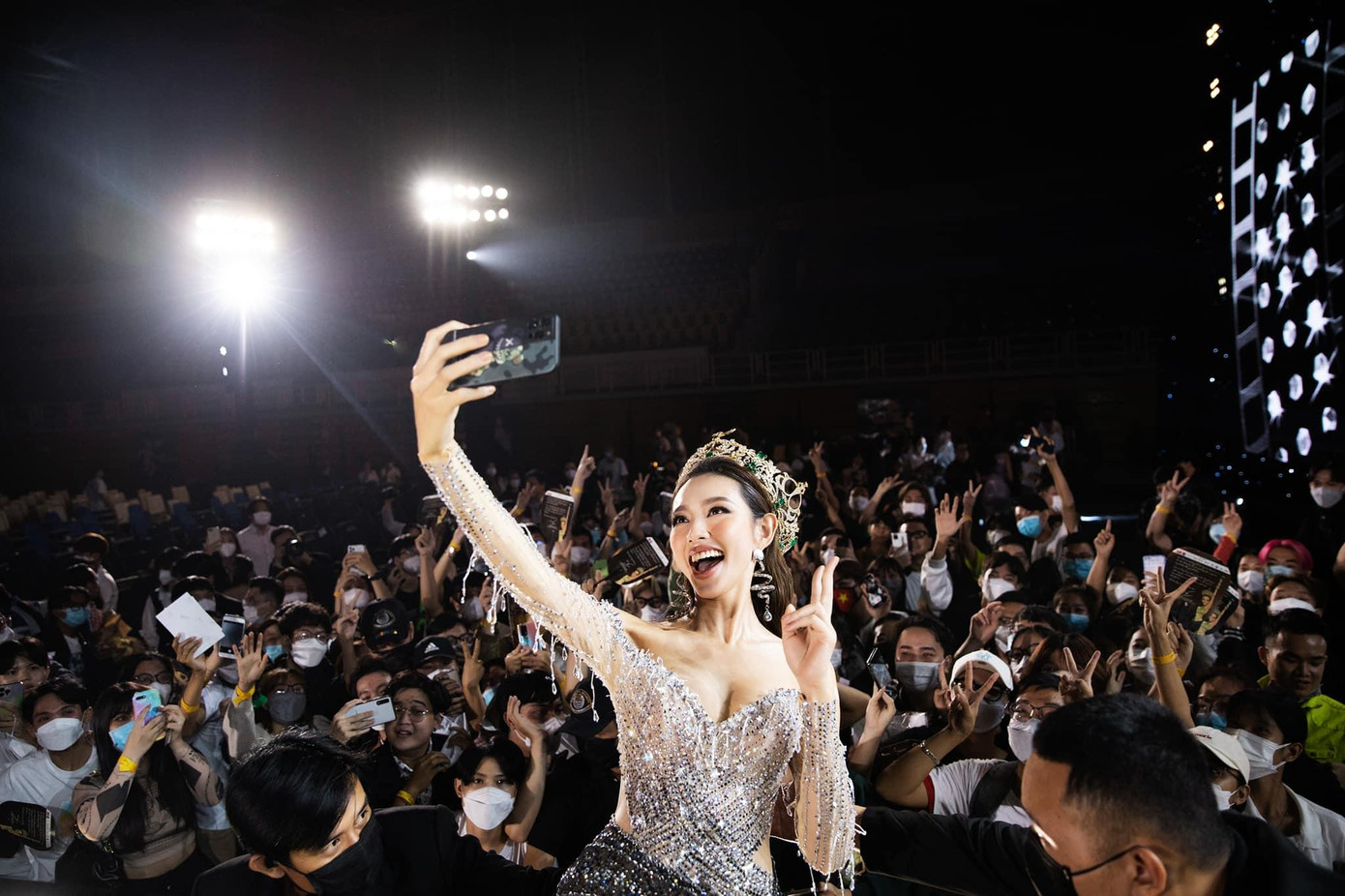 “Lần này, Tiên về Việt Nam trong một khoảng thời gian khá dài, hơn một tháng. Thế nên, chắc chắn là Tiên sẽ đón Tết ở nhà rồi. Hết tháng 2/2022, Tiên sẽ quay trở lại Thái Lan và tham gia chuyến đi tới các nước Latinh. Tưởng chừng một tháng rưỡi Tiên ở Việt Nam là khoảng thời gian dài nhưng với lịch trình dày đặc và những dự định Tiên muốn làm ở quê nhà thì có lẽ không đủ. Chính vì vậy, Tiên phải tối ưu hoá quãng thời gian mà mình có để sắp xếp công việc cho hợp lý. Và tới tháng 5/2022, Tiên sẽ tiếp tục trở lại Việt Nam để tham dự Miss World Việt Nam” - Thuỳ Tiên nói.