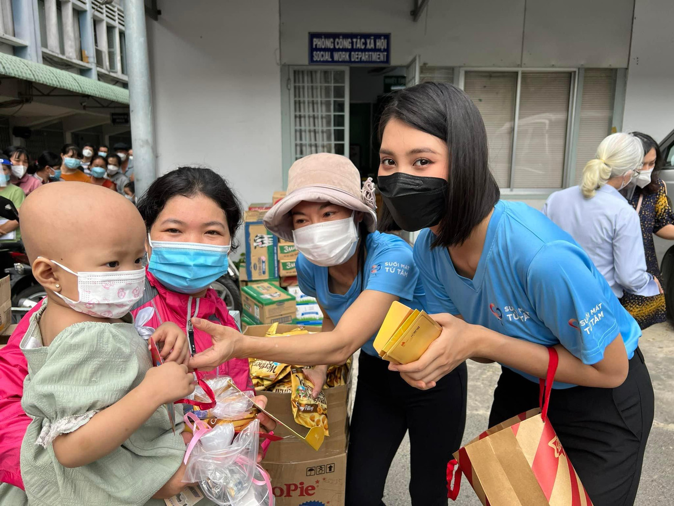 “Hy vọng, chút quà nhỏ sẽ làm ấm lòng người nhận những ngày cuối năm, cầu mong các em sẽ luôn mạnh khoẻ, bản lĩnh để cùng "chiến đấu" hết mình để sớm được về nhà cùng đoàn viên đón Tết. Tự hứa bản thân qua năm mới sẽ cố gắng chăm chỉ làm việc nhiều hơn nữa để có thể giúp đỡ cho các em”- Hoa hậu Tiểu Vy chia sẻ.