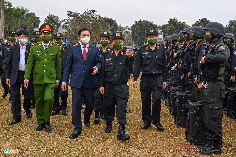 Chủ tịch Quốc hội Vương Đình Huệ biểu dương thành tích xuất sắc mà Bộ Tư lệnh CSCĐ đã đạt được trong năm qua. Ông nhấn mạnh CSCĐ là lực lượng nòng cốt thực hiện biện pháp vũ trang bảo vệ an ninh quốc gia, bảo đảm trật tự, an toàn xã hội. Chủ tịch Quốc hội Vương Đình Huệ biểu dương thành tích xuất sắc mà Bộ Tư lệnh CSCĐ đã đạt được trong năm qua. Ông nhấn mạnh CSCĐ là lực lượng nòng cốt thực hiện biện pháp vũ trang bảo vệ an ninh quốc gia, bảo đảm trật tự, an toàn xã hội.